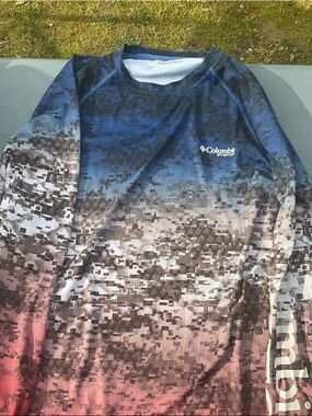 Columbia Men's Long-Sleeve Gradient Digital Camo Rash Guard — Blue, Gray, Pink